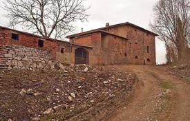 Stone villa for restoration in Castelnuovo Berardenga, Tuscany, Italy for 750,000 €