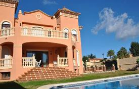 Classical villa with a swimming pool and a garden at 500 meters from a sandy beach, Marbella, Spain for 5,600 € per week