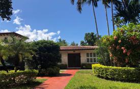 Cozy cottage with a backyard, a terrace, a garden and a parking, Coral Gables, USA for $745,000