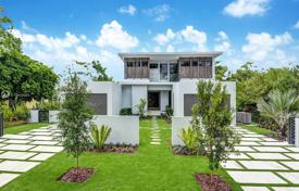 Spacious villa with a swimming pool, a home fountain, two garages, a terrace, Miami, USA for 3,715,000 €