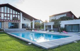 Premium villa with a swimming pool and a garden, 300 meters from the beach, Saint-Jean-de-Luz, France for 16,000 € per week