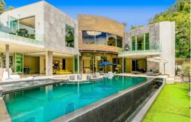 Luxury and contemporary 6 bedroom flat in Bel Air, Los Angeles, California. Price on request