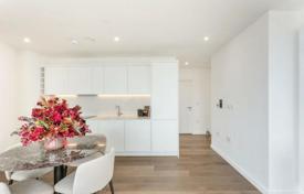 Luxury two-bedroom apartment with a panoramic view of Canary Wharf in a new residence, London, UK for 839,000 €