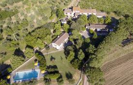Traditional villa with a guest house, a vineyard and an olive grove in Cortona, Tuscany, Italy for 980,000 €