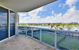 Furnished two-bedroom apartment on the ocean shore in Miami Beach, Florida, USA for $769,000