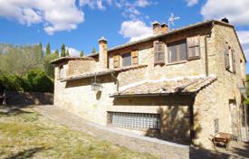 Typical Tuscan farmhouse for sale in Montepulciano for 900,000 €