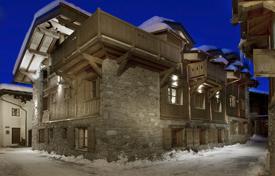 Traditional three-level chalet with a parking, Courchevel, Savoie, Alpes, France for 16,500 € per week