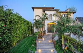 Upscale villa with library, dressing rooms, garden and pool, Los Angeles, USA for $4,375,000