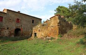 Estate with 70 hectares of land for sale in Lucignano in Tuscany for 900,000 €