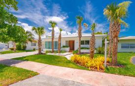 Cozy cottage with a backyard, a garden and a terrace, Miami Beach, USA for $1,100,000