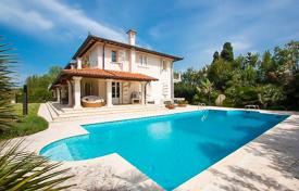 Villa with pool and garden in Forte dei Marmi for 3,500,000 €
