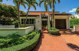 Cozy cottage with a backyard, a patio and a garage, Coral Gables, USA for $810,000