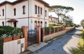 Classic villa near the sea in Forte dei Marmi, Tuscany, Italy for 8,000,000 €