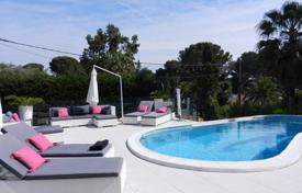 Modern villa with a swimming pool and a garden in a quiet residential area, Cap d'Antibes, France for 8,000 € per week