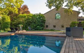 Two-storey villa with a swimming pool, a garden and a garage, Ravenna, Italy. Price on request