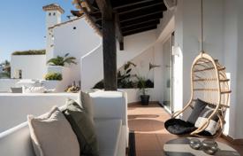 Penthouse for sale in Alcazaba Beach, Estepona for 1,995,000 €