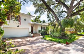 Cozy cottage with a backyard, a recreation area and a garage, Coral Gables, USA for $775,000