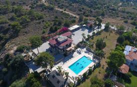 Fabulous villa with 5 bedrooms, swimming pool and large plot for 4,069,000 €