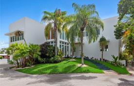 Modern villa with a backyard, a swimming pool, a terrace and a garage, Coral Gables, USA for 4,596,000 €