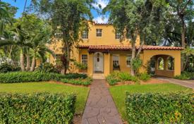 Spacious cottage with a backyard, a seating area, a terrace and a parking, Coral Gables, USA for $1,240,000