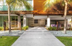 Condo – West Avenue, Miami Beach, Florida,  USA for $375,000