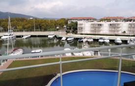 Modern apartment overlooking the marina, Castel Platja d'Aro, Spain for 375,000 €