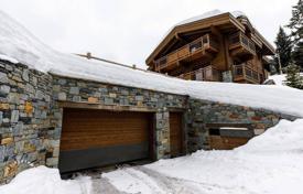 Beautiful chalet with a sauna and a parking at 250 meters from a ski lift, Courchevel, France for 17,500 € per week