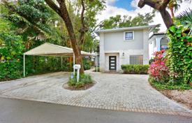 Comfortable cottage with a private garden, a parking and a terrace, Miami, USA for $949,000