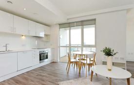 Two-bedroom apartment in a new residence with a garden and a gym, London, UK for £560,000
