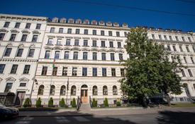 The spacious 5-room apartment, newly renovated and furnished, in an old house in the center of Riga for 460,000 €