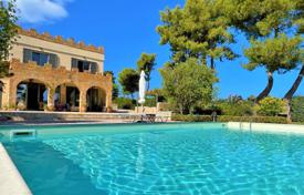 Unique villa with a guest house and a pool right on the seafront in Kyparissia, Peloponnese, Greece for 1,600,000 €