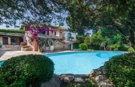 Luxury furnished villa with a pool and a garden near the beach and the yacht club, in the most prestigious area of Porto Cervo, Italy. Price on request