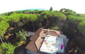 Modern villa with a swimming pool, a garden and a direct access to the sea at 130 meters from sandy beaches, Forte dei Marmi, Italy for 11,200 € per week