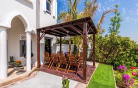 Villa with a private beach, a garden and a parking, Palm Jumeirah, Dubai, UAE for 7,800 € per week